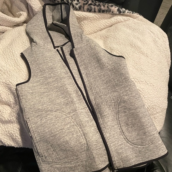 Lululemon Gray vest Reversible - Picture 8 of 9